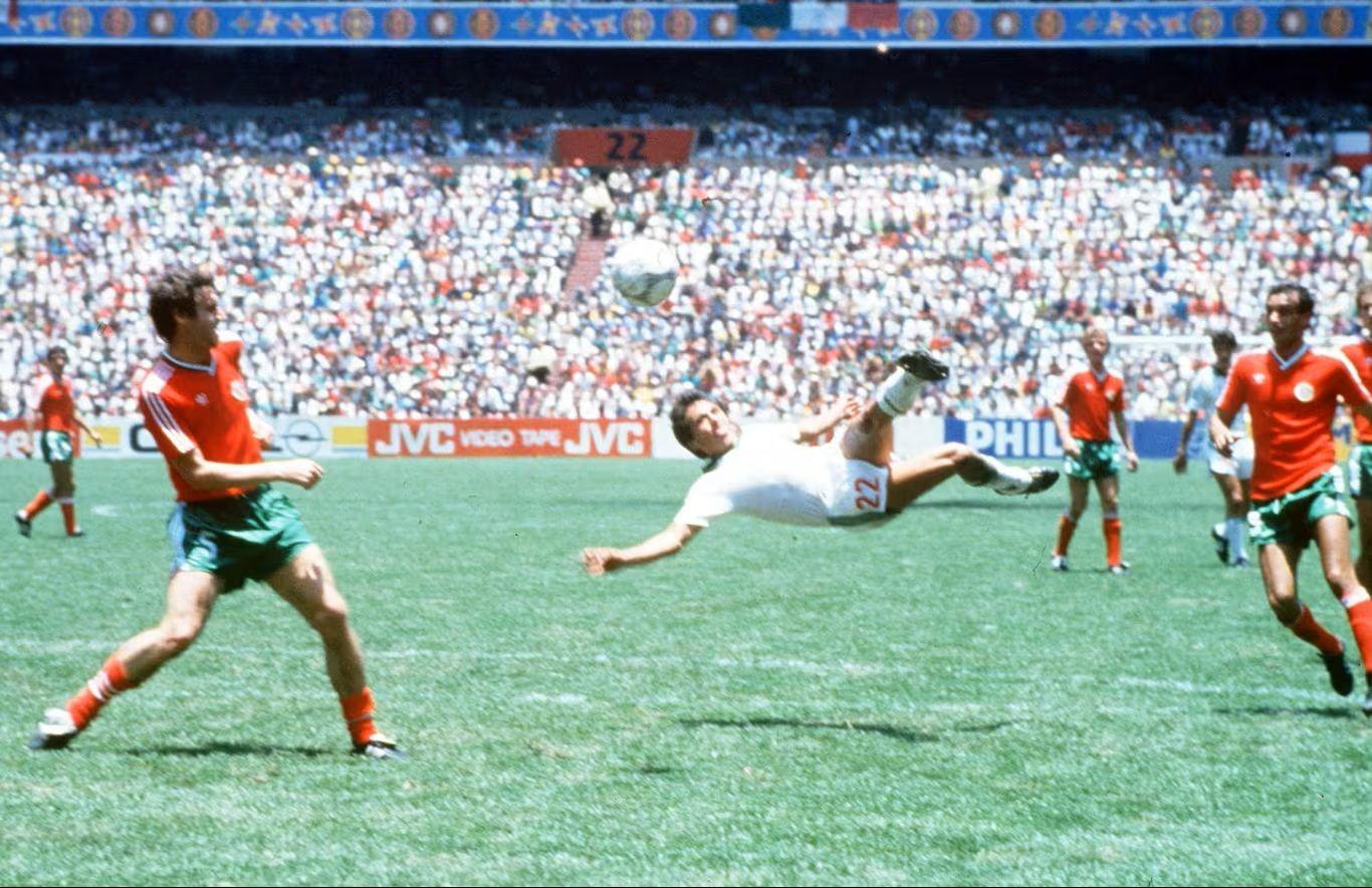 المكسيكي مانويل نيغريتي يسجل في مرمى بلغاريا في مونديال 1986
