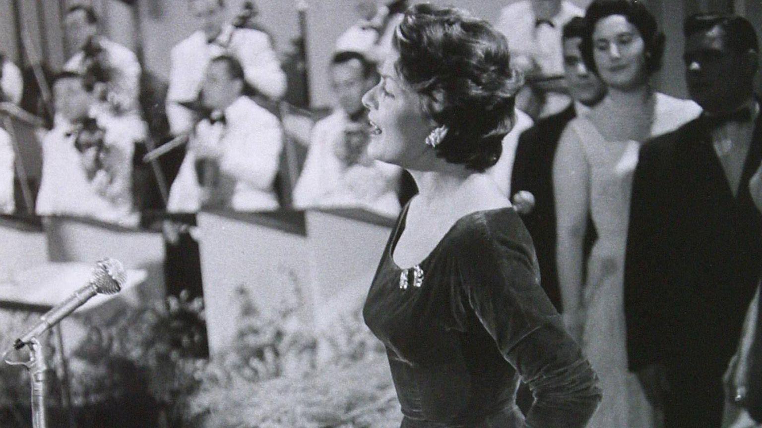 A cantora su&iacute;&ccedil;a Lys Assia durante apresenta&ccedil;&atilde;o no Eurovision Song Contest em Lugano, na Sui&ccedil;a