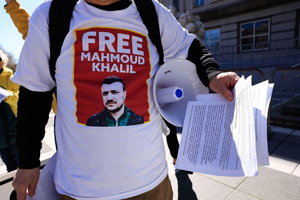 La gente participa en una protesta contra el arresto y la detención de Mahmoud Khalil, un titular de una tarjeta verde que jugó un papel en las protestas pro palestinas de los miembros de ICE, frente al Palacio de Justicia de Newark el 27 de marzo de 2025 en Newark, Nueva Jersey.