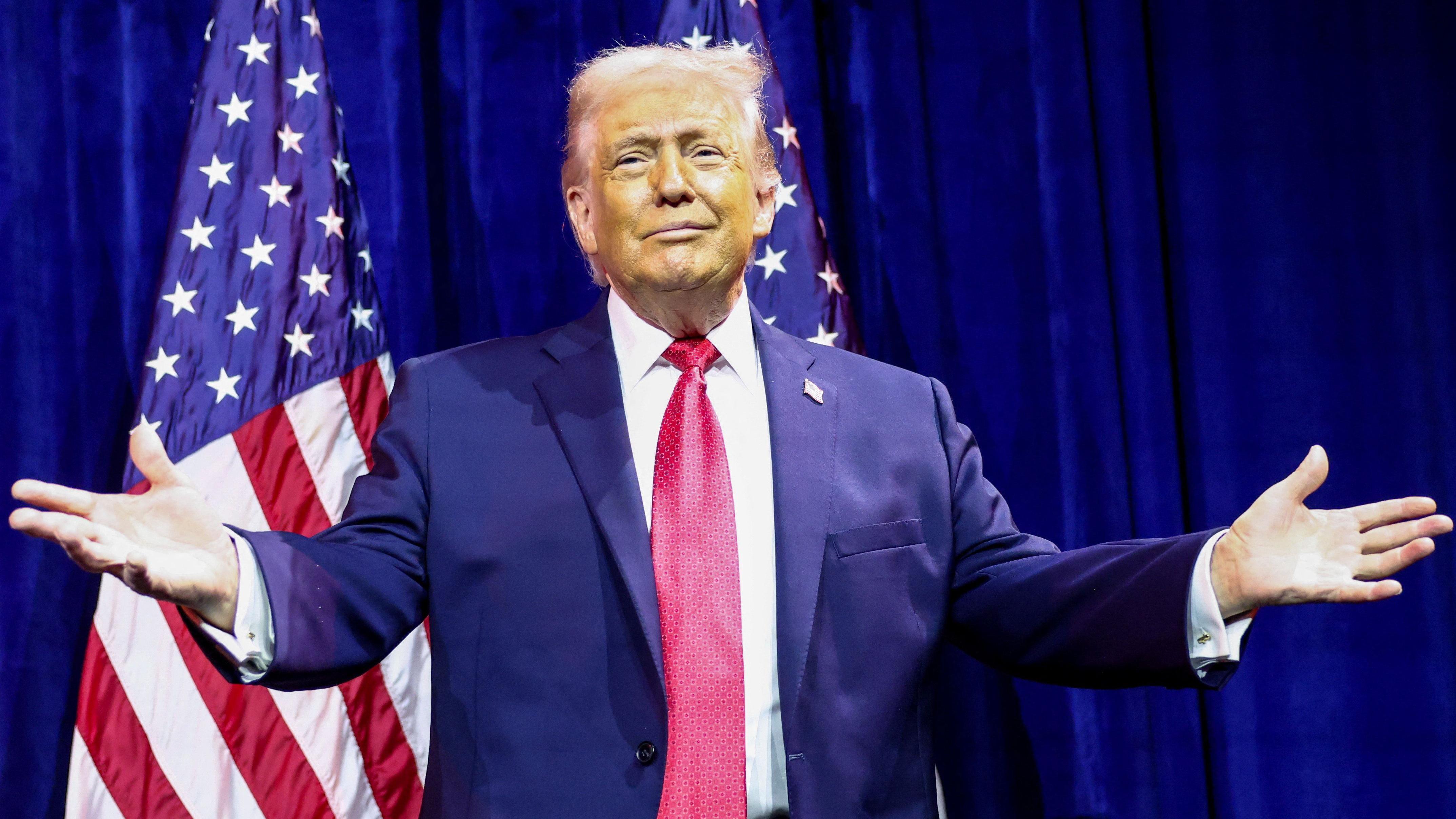 Donald Trump extiende los brazos y sonríe ligeramente durante una intervención ante republicanos el martes 6 de enero de 2026