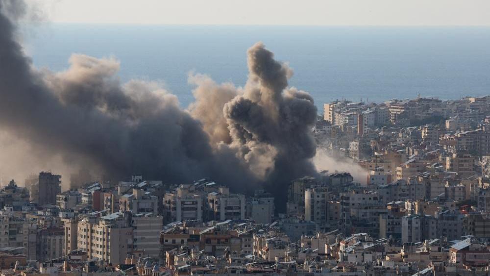 以色列空襲黎巴嫩貝魯特南部郊區布爾吉·巴拉杰赫後，濃煙滾滾。