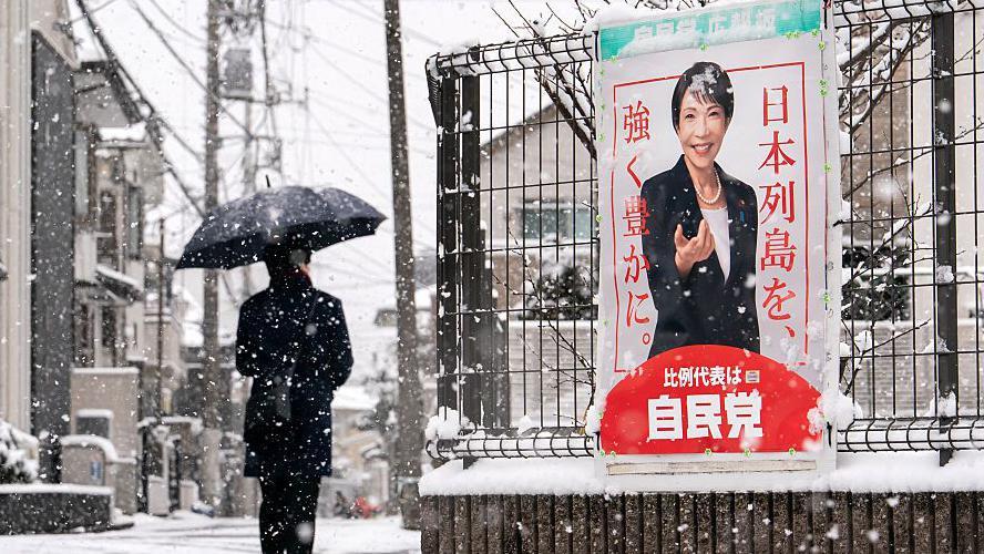 Japanese people brave snow to vote in snap election 
