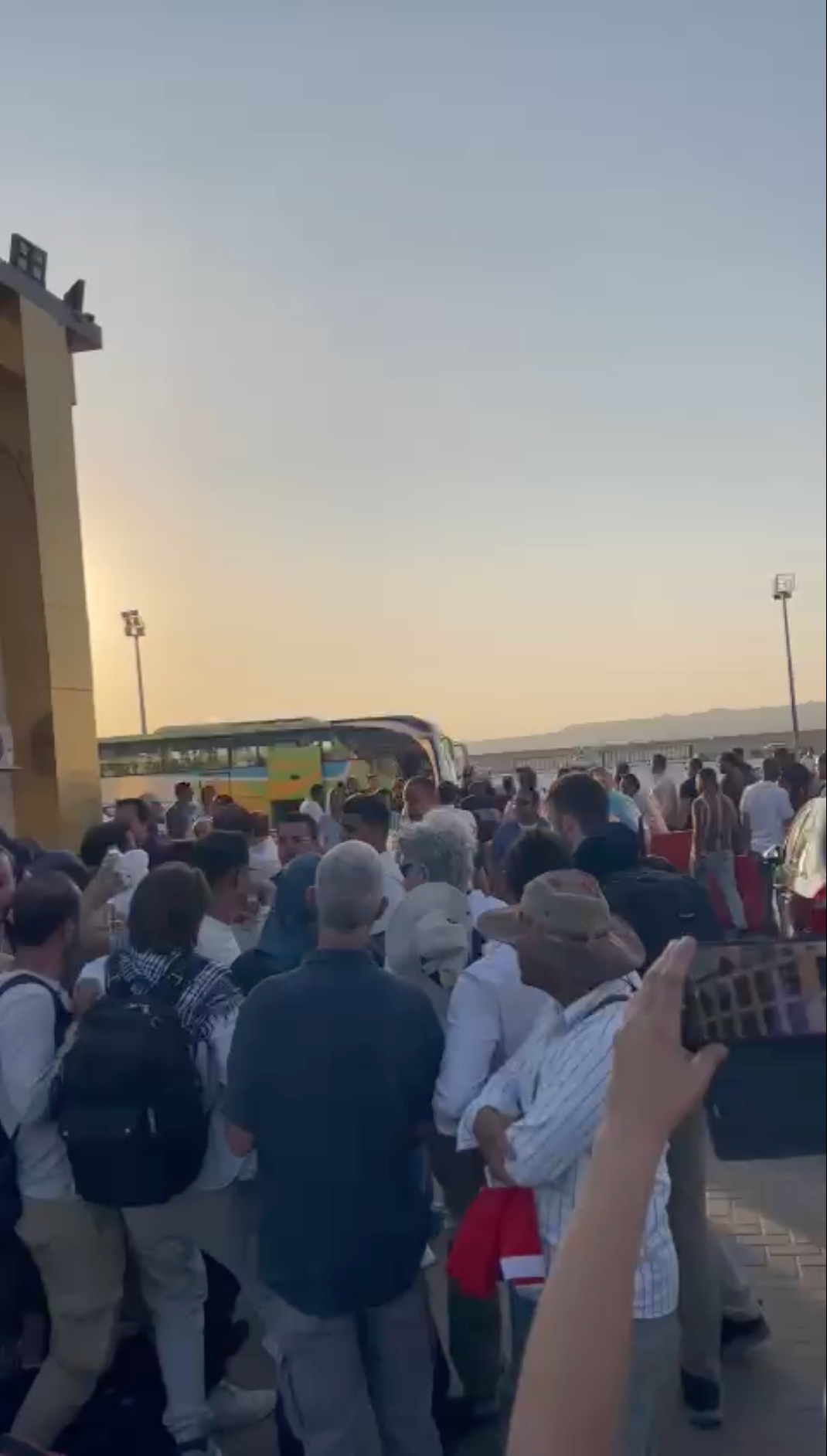 صورة من فيديو أرسله أحد المشاركين في المسيرة ل بي بي سي يظهر محاولات ترحيلهم من قبل الأمن المصري