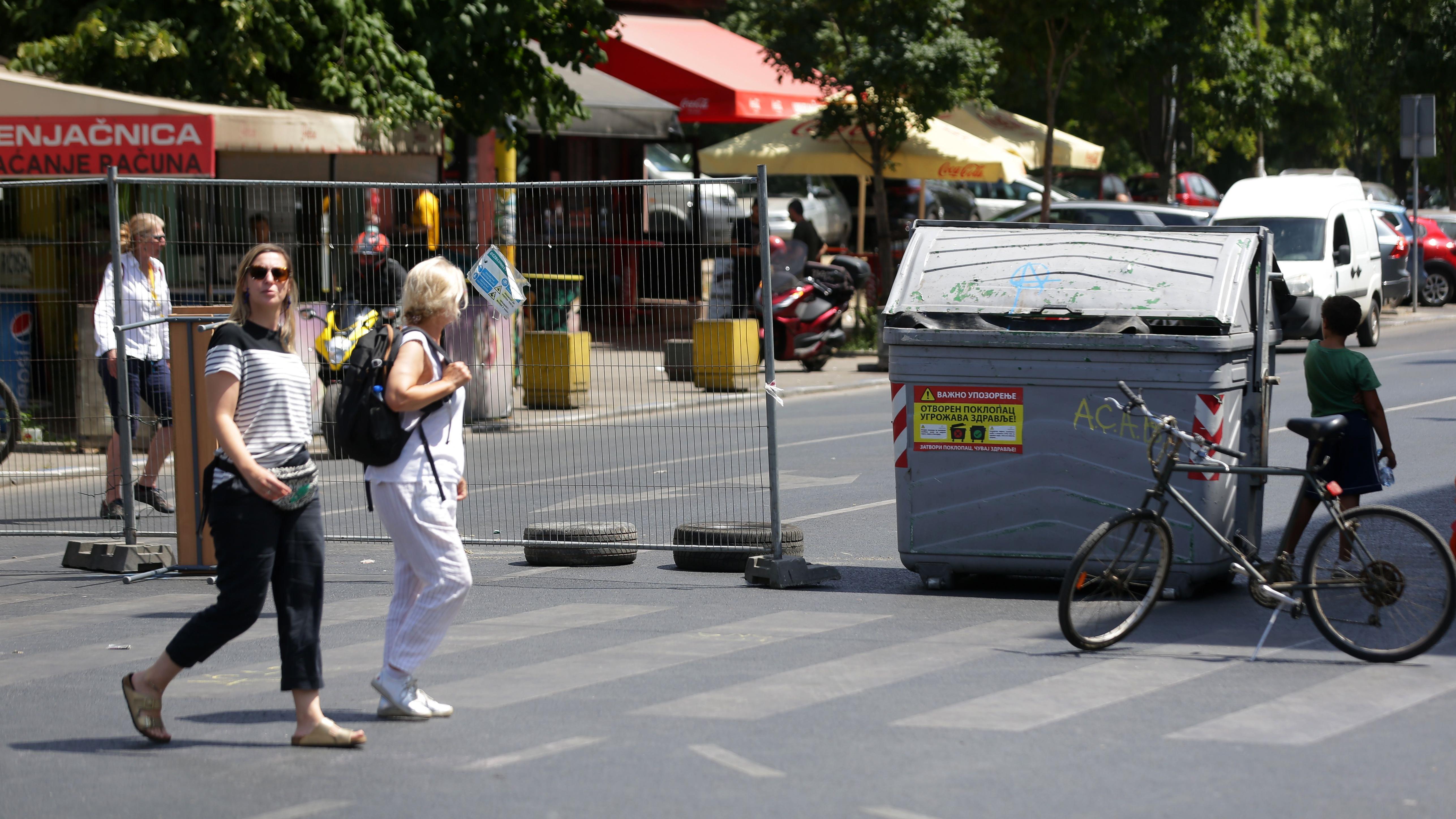 Policija i blokade na ulicama širom Srbije, nastavljena privođenja 1 Žene prelaze ulicu koja je blokirana