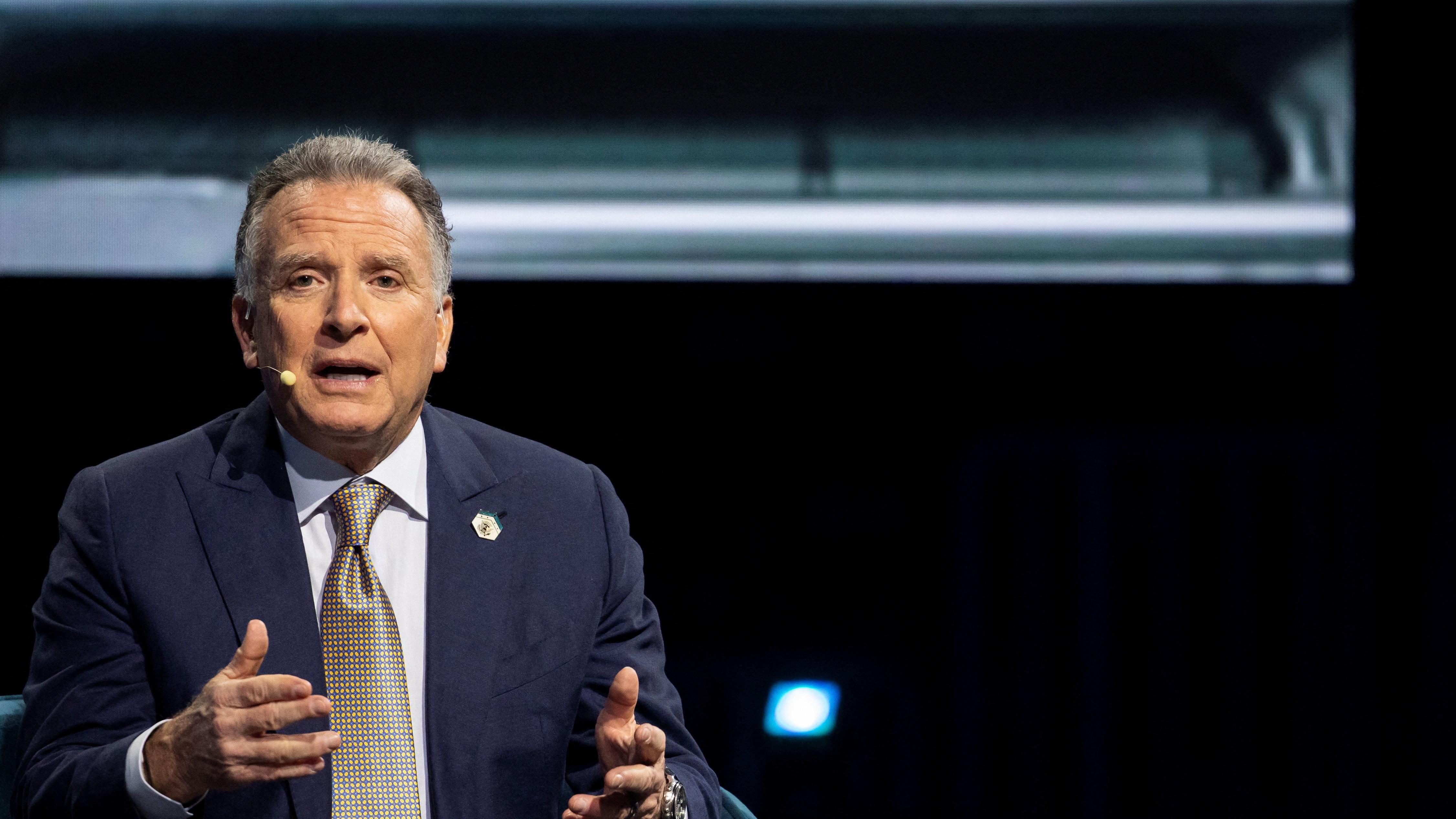 一位穿西裝的中年男人