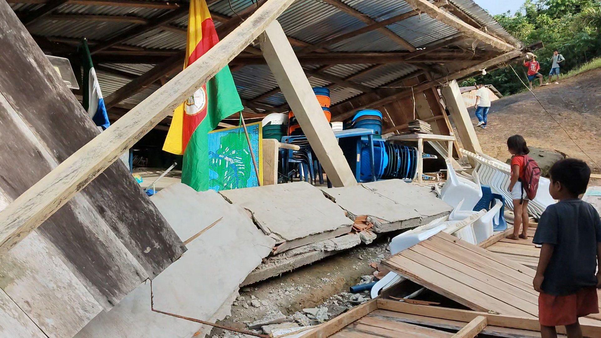 Niños observan un edificio escolar derrumbado tras un terremoto en la comunidad indígena de Unión Chocó, cerca de Istmina, Colombia.