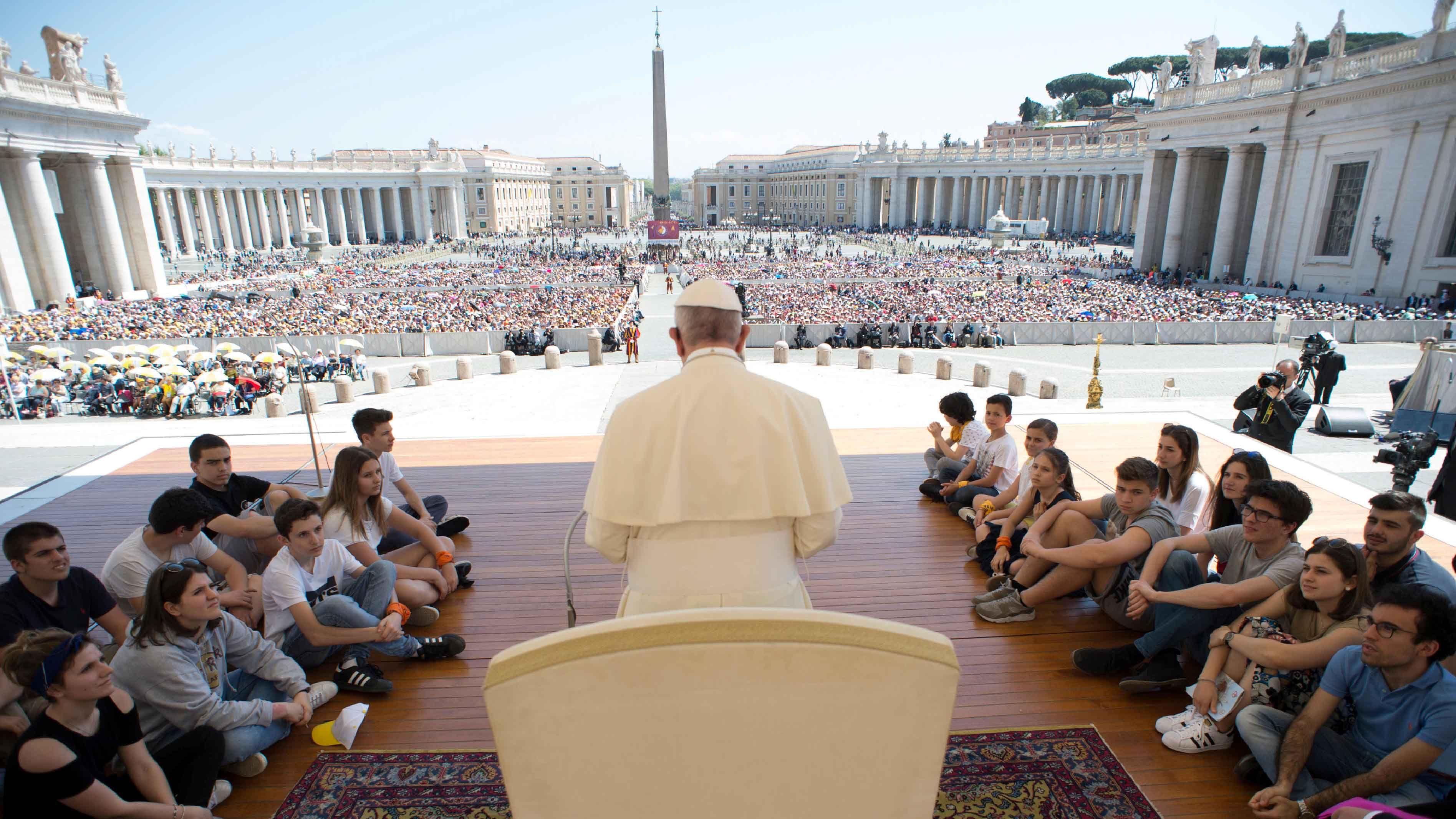 Papa Francisco de costas discursando na Praça São Pedro, no Vaticano