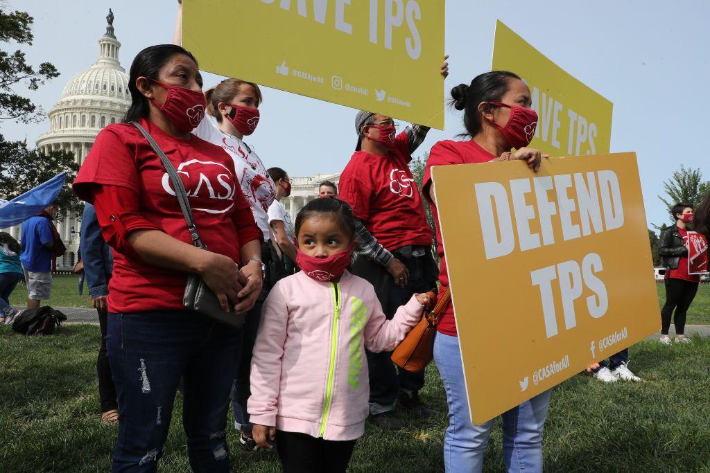 Un grupo de personas sujeta pancartas con el lema "defiendan el TPS" (en inglés) en una manifestación junto al Capitolio de Washington. 