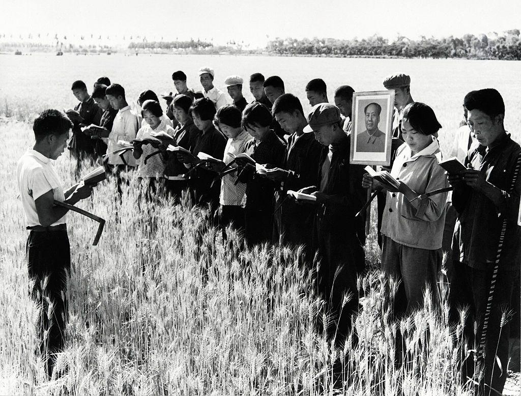 Campesinos chinos recitan pasajes del Libro Rojo de Mao antes de comenzar su jornada.