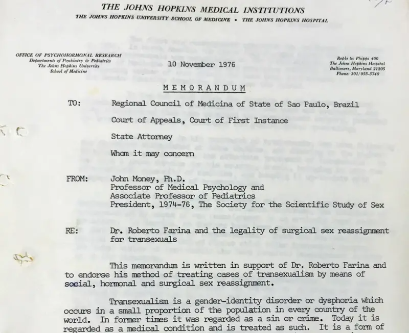 'Antigamente, (a transexualidade) era vista como um pecado ou um crime. Hoje &eacute; vista como uma condi&ccedil;&atilde;o m&eacute;dica e assim &eacute; tratada', escreveu o m&eacute;dico John Money em apoio a Roberto Farina em 1976 