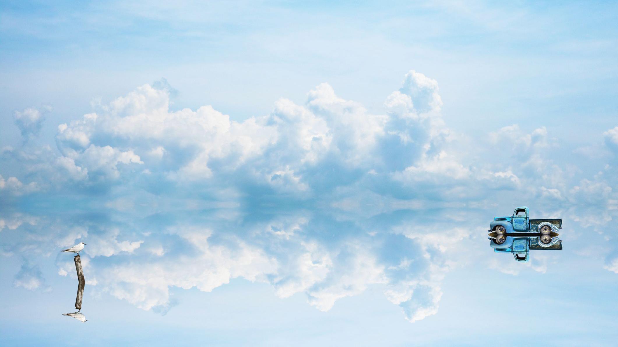 Céu e horizonte refletidos na água