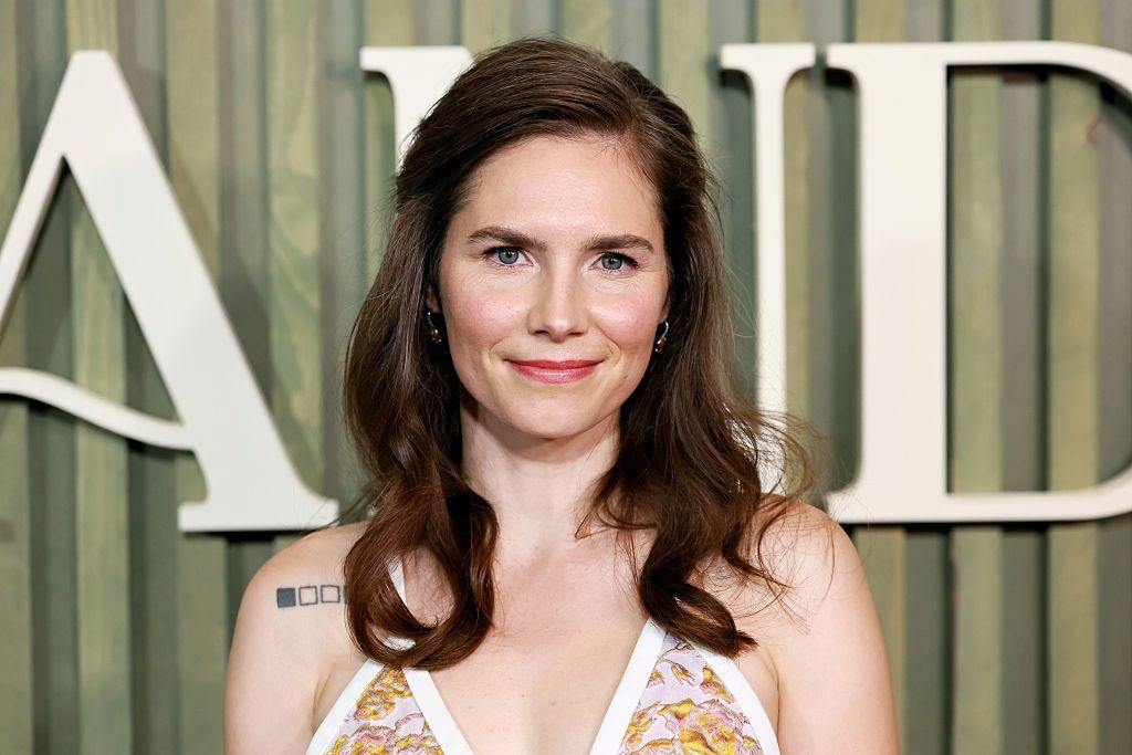 Amanda Knox asiste al estreno de "The Twisted Tale Of Amanda Knox" de Hulu en la Sociedad Histórica de Nueva York el 19 de agosto de 2025 en la ciudad de Nueva York.