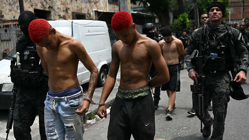 Supuestos miembros de Comando Vermelho detenidos.