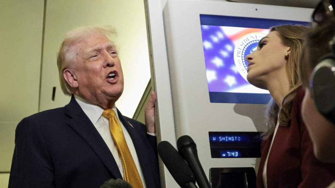 Trump habló con la prensa en el Air Force One después de la detención de Maduro.