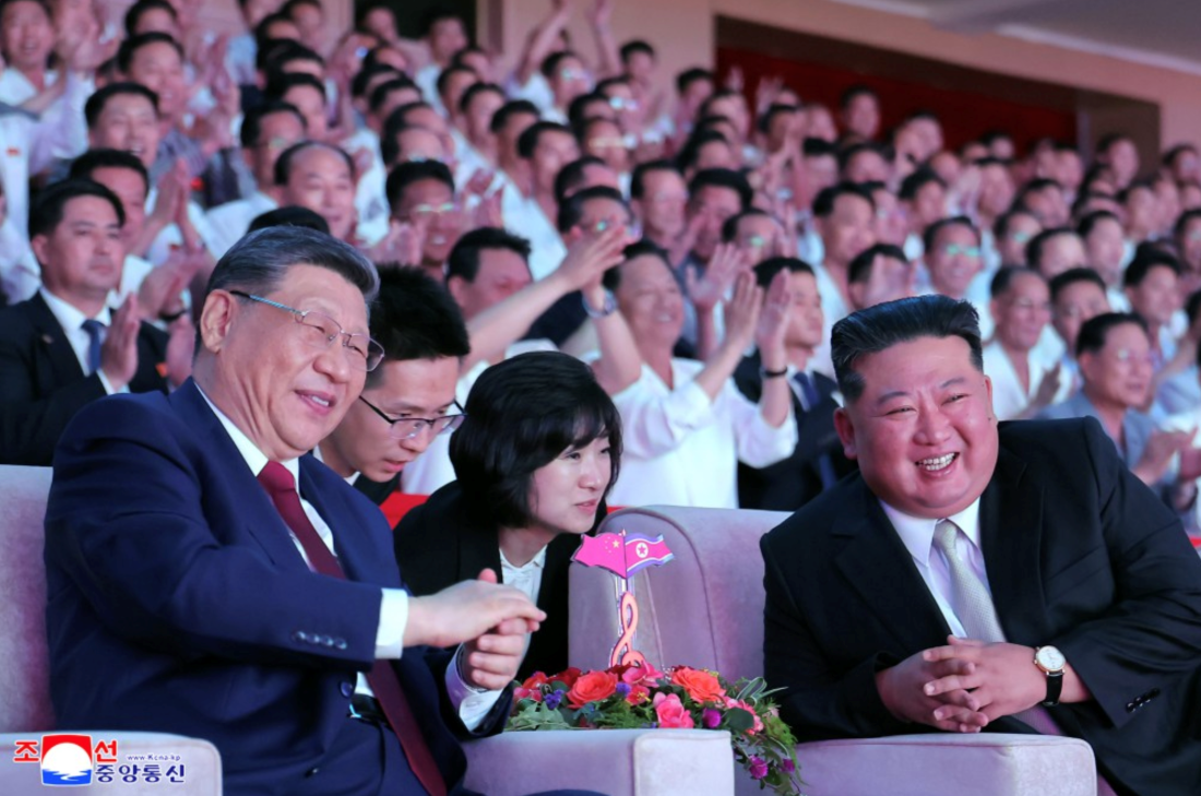 시진핑 중국 국가주석이 2026년 6월 8일 북한 평양을 국빈 방문한 가운데 공연을 관람하기 위해 평양체육관을 찾았다. 옆에는 김정은 북한 국무위원장이 웃으며 앉아 있다