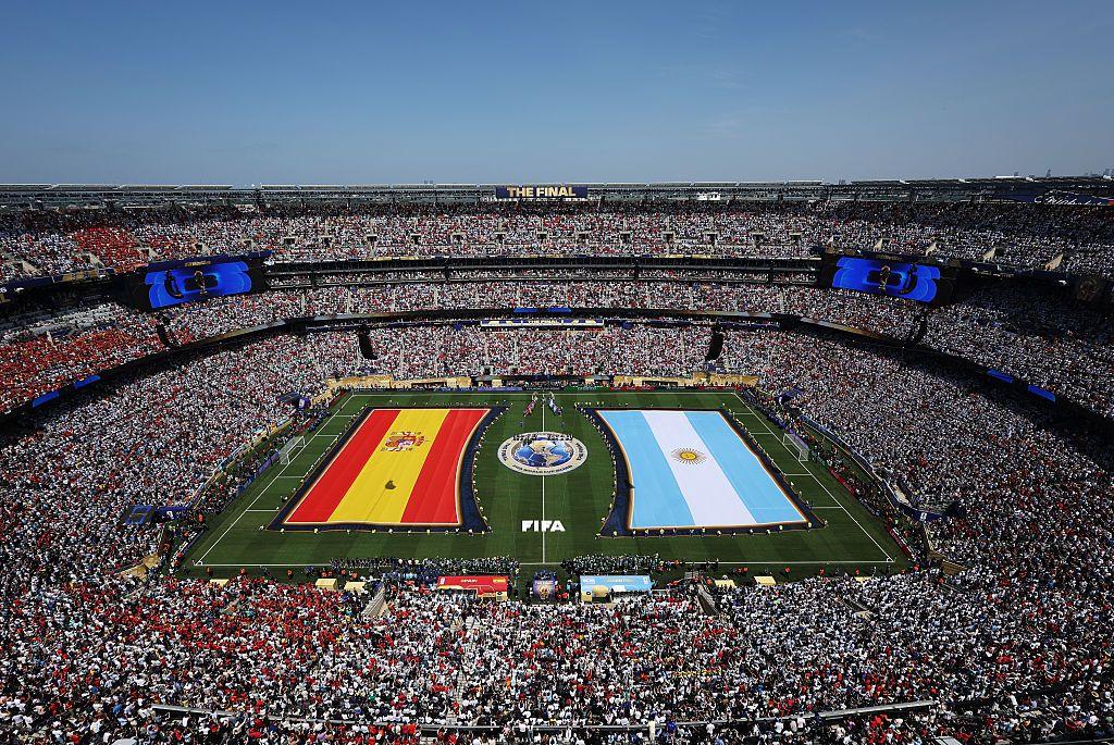 Las banderas de España y Argentina aparecen desplegadas en el césped del estadio de Nueva Jersey, EE.UU., antes de la final del Mundial 2026.
