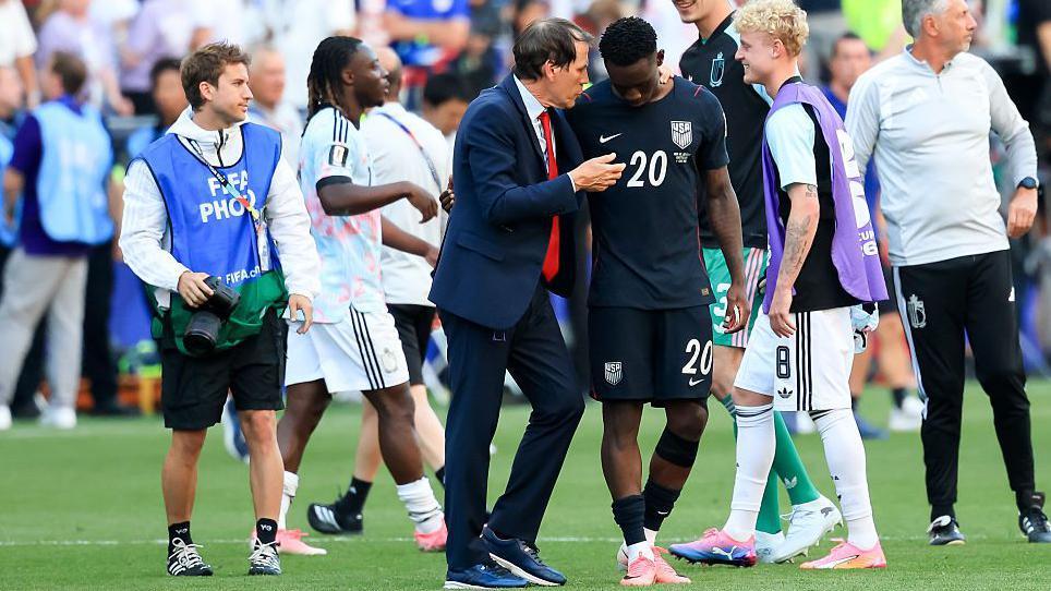 Balogun conversa com o t&eacute;cnico da B&eacute;lgica, Rudi Garcia, ap&oacute;s a partida EUA x B&eacute;lgica pela Copa de 2026