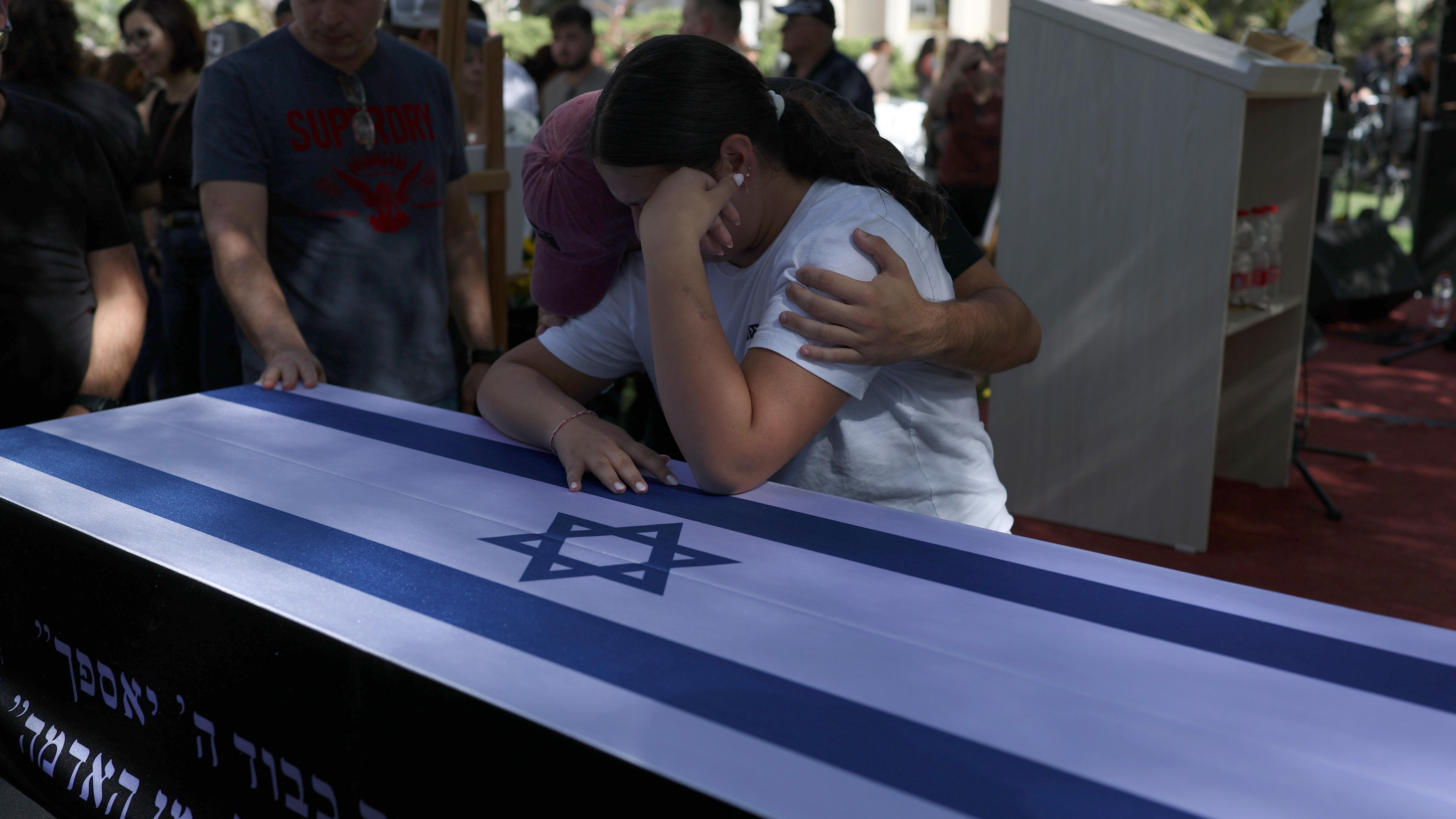 فتاة من إسرائيل تبكي على نعش أحد الرهائن الذين أعادتهم حماس بموجب اتفاق وقف النار