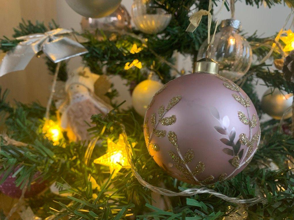 Zašto kitimo jelku i palimo badnjak pred Božić 3 ukrasi