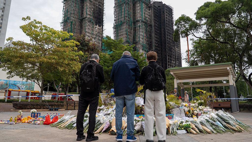 2025年11月30日，香港大埔發生致命火災後，民眾排隊獻花。