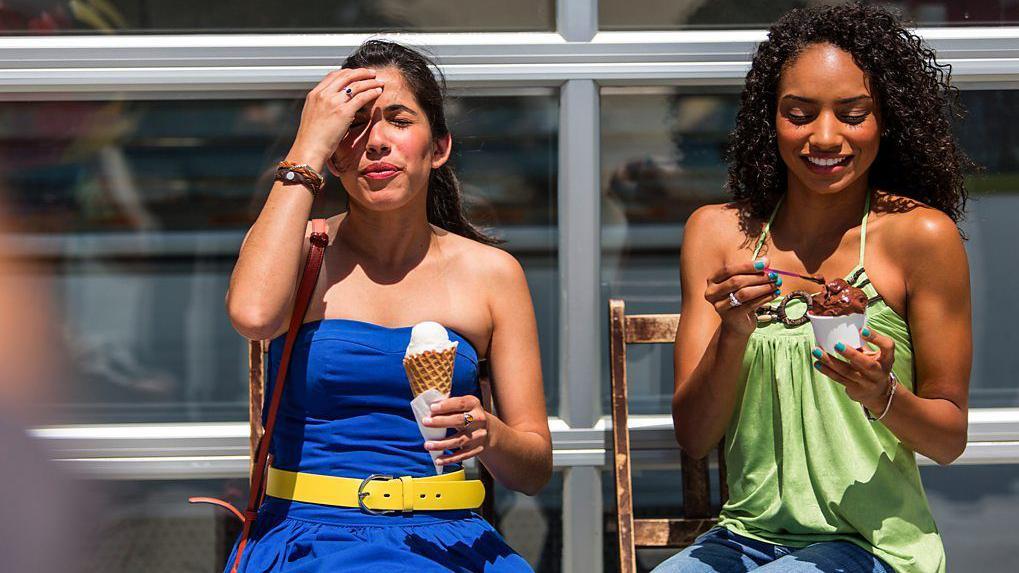 Mujeres comiendo helado.