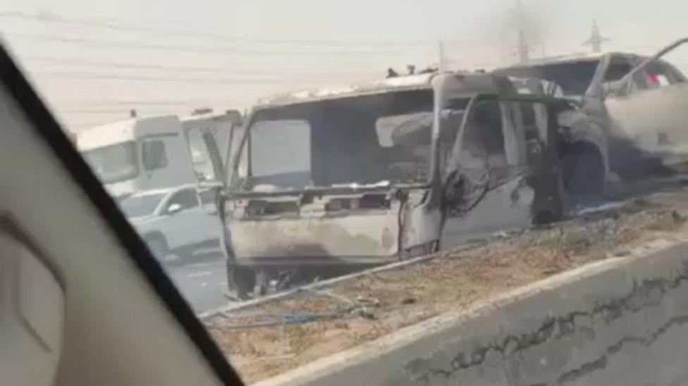 Ve&iacute;culos queimados depois do ataque do Ir&atilde; ao Kuwait