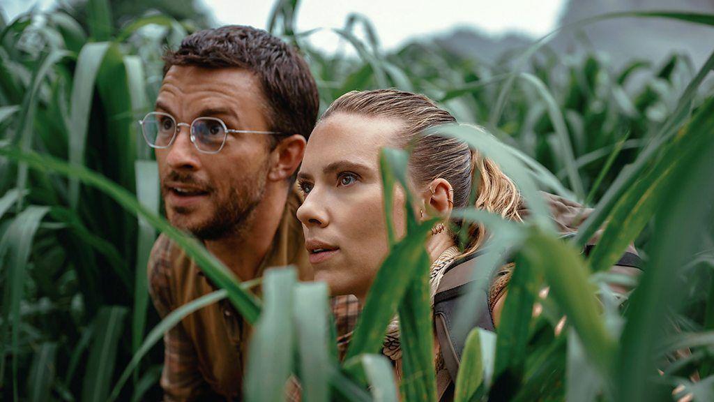 Scarlett Johansson y Jonathan Bailey en una escena de Jurassic Park Rebirth