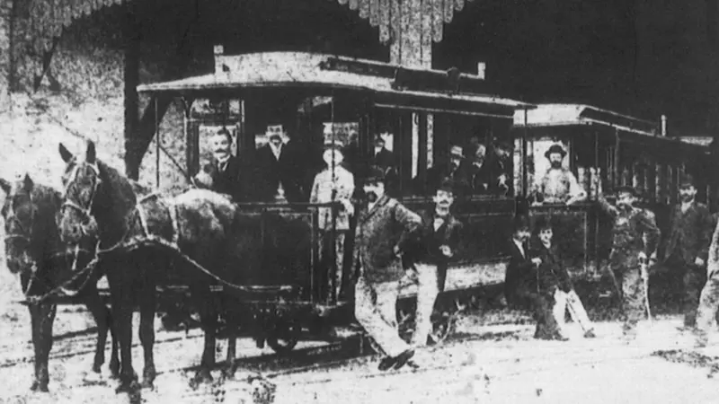 Crno-bela fotografija sa prvim tramvajem na beogradskim ulicama
