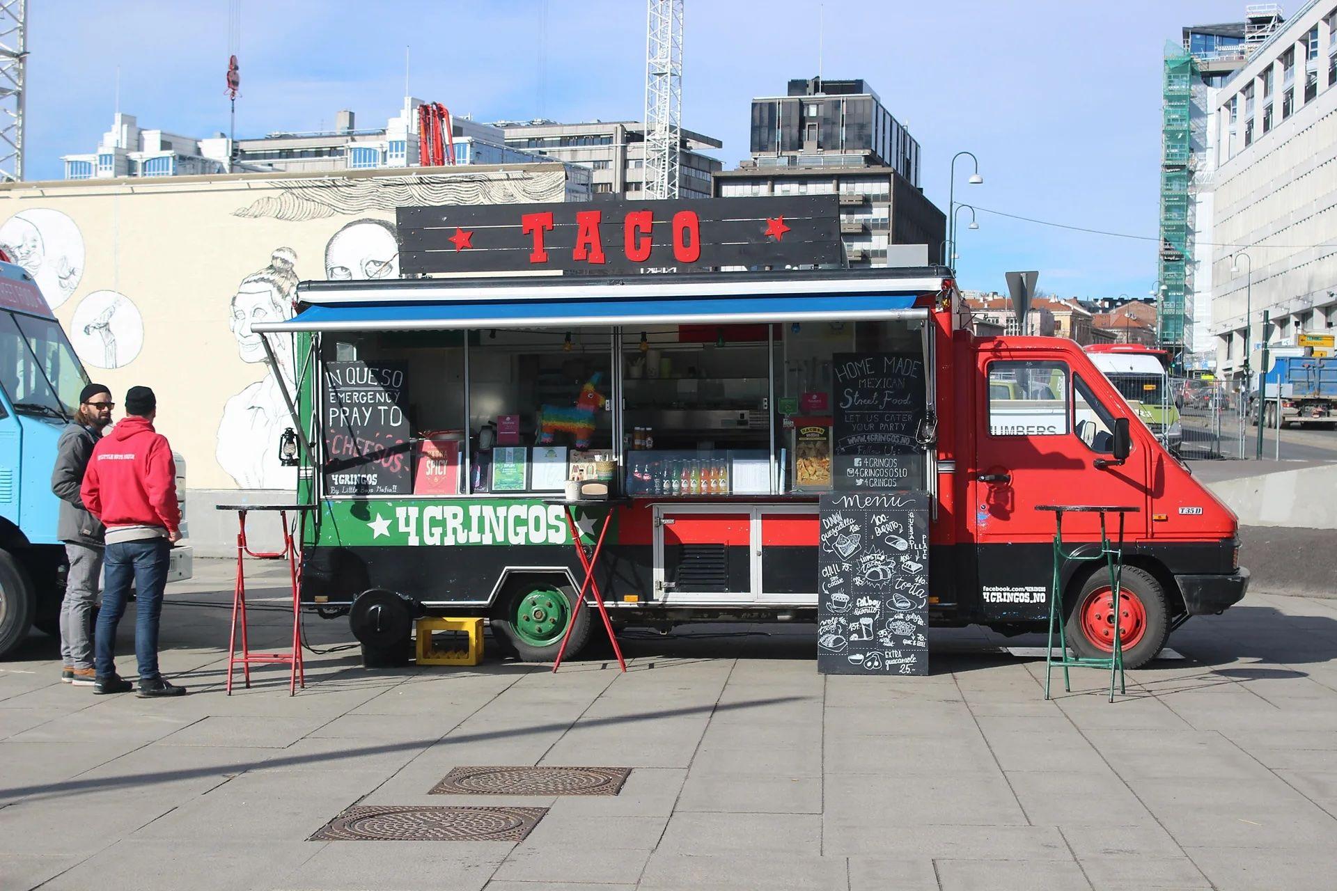 Un camión de tacos en una calle de Noruega.