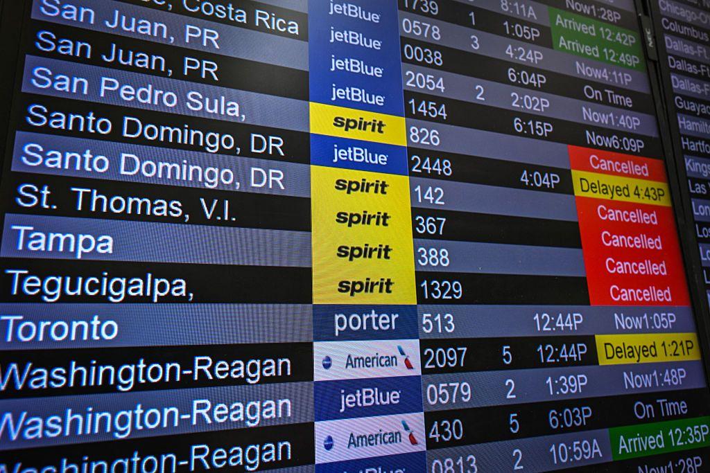 Una pantalla de un aeropuerto muestra los vuelos de la quebrada Spirit Airlines con el letrero de cancelado.