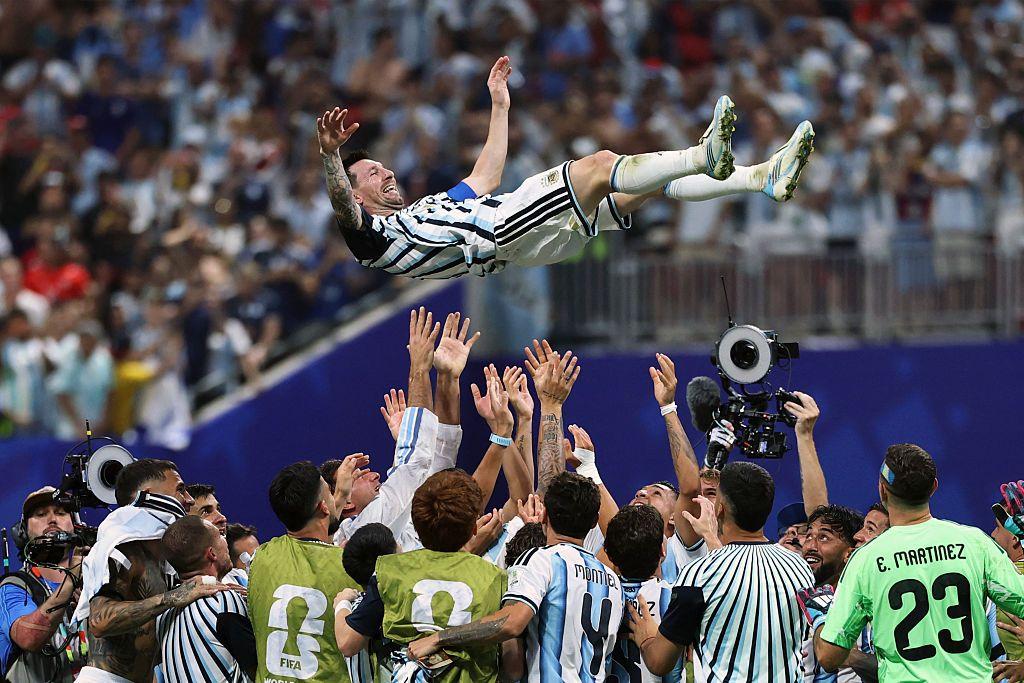 Messi es lanzado al aire por los futbolistas de Argentina al festejar el triunfo en el Mundial 2026 ante Egipto.