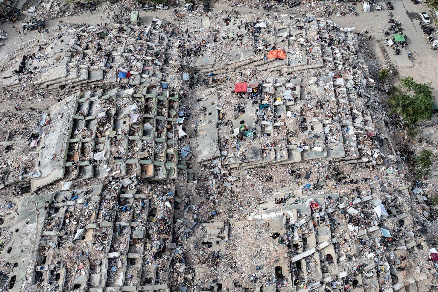 Imagen aérea que muestra edificios totalmente colapsados