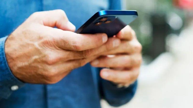Homem usando celular