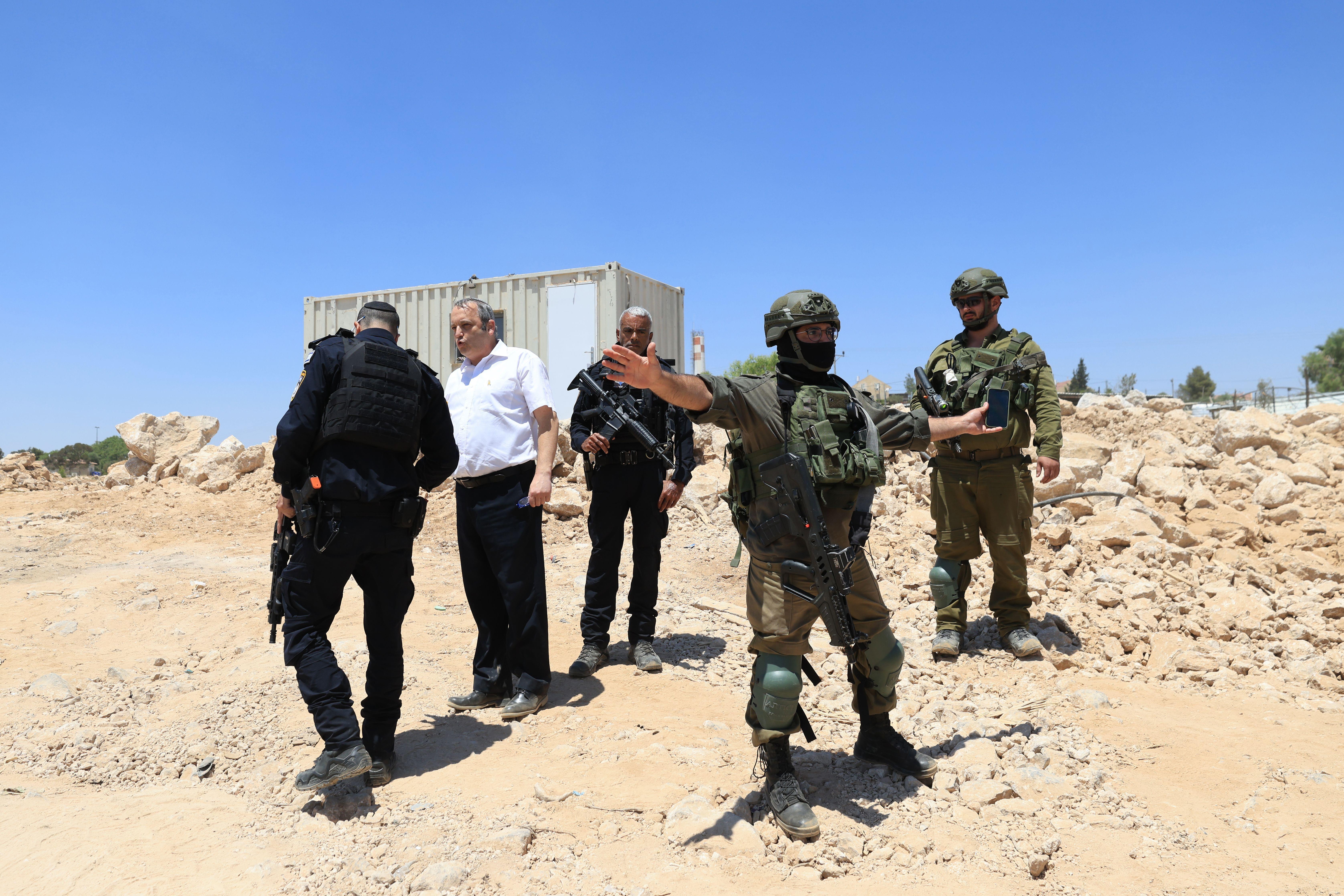إضراب ستين سيدة فلسطينية عن الطعام مطالبةً بدفن جثمان شاب قُتل برصاص مستوطن إسرائيلي 3 الشرطة الإسرائيلية توقف عضو الكنيست الإسرائيلي جلعاد كاريف (على اليسار) أثناء محاولته الوصول إلى المستوطنين الذين يعملون على جرافة (غير مرئيين) في خربة أم الخير، محافظة الخليل، الضفة الغربية المحتلة، 31 يوليو 2025.