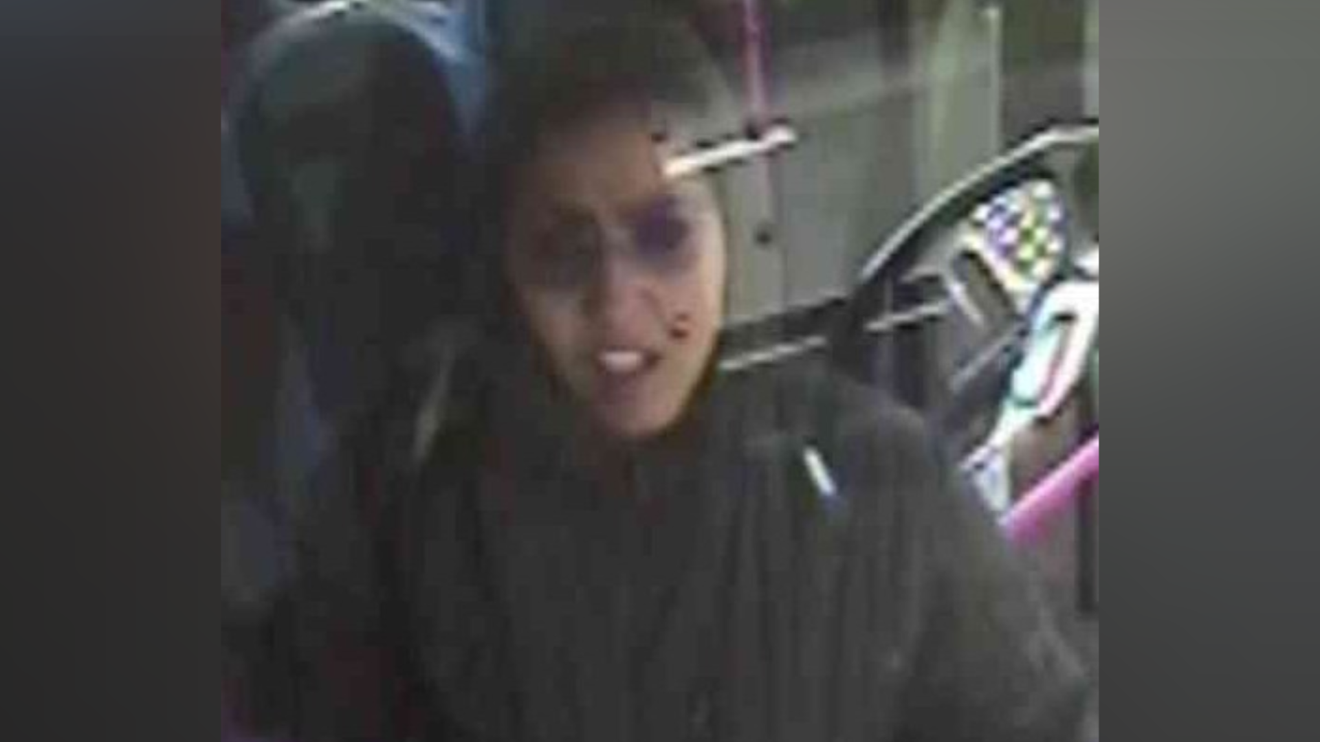 Imagens de c&acirc;meras de seguran&ccedil;a mostram Vit&oacute;ria dentro de um &ocirc;nibus. Ela veste um casaco escuro, usa &oacute;culos e tem cabelos escuros. Sua express&atilde;o facial demonstra leve dor ou confus&atilde;o.