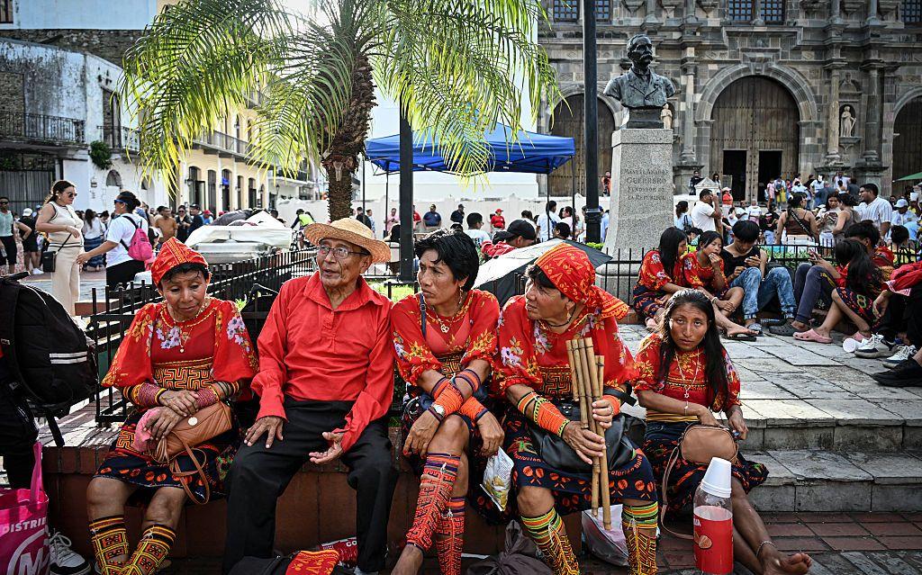 Cinco gunas, vestidos con sus atuendos tradicionales, sentados en la Plaza de la Independencia en el casco antiguo de la ciudad de Panamá el 28 de septiembre de 2025. (Foto de MARTIN BERNETTI/AFP a través de Getty Images)