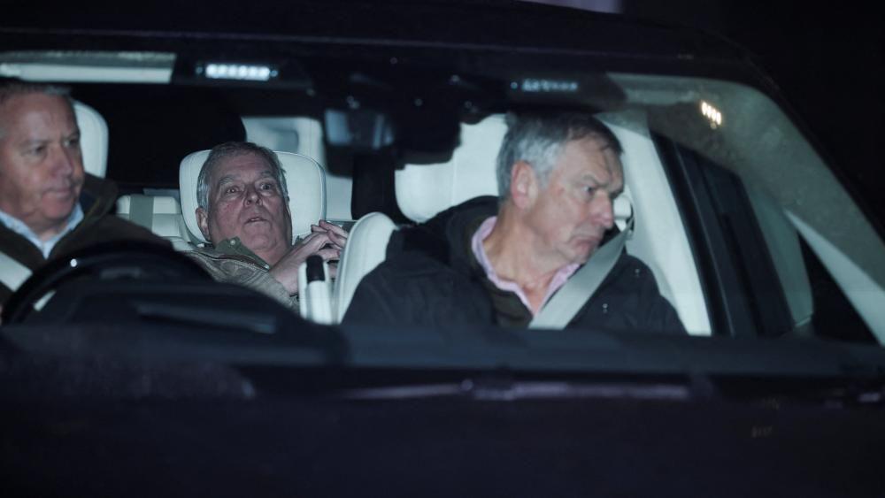 Andrés fue visto en un auto al dejar la estación de policía