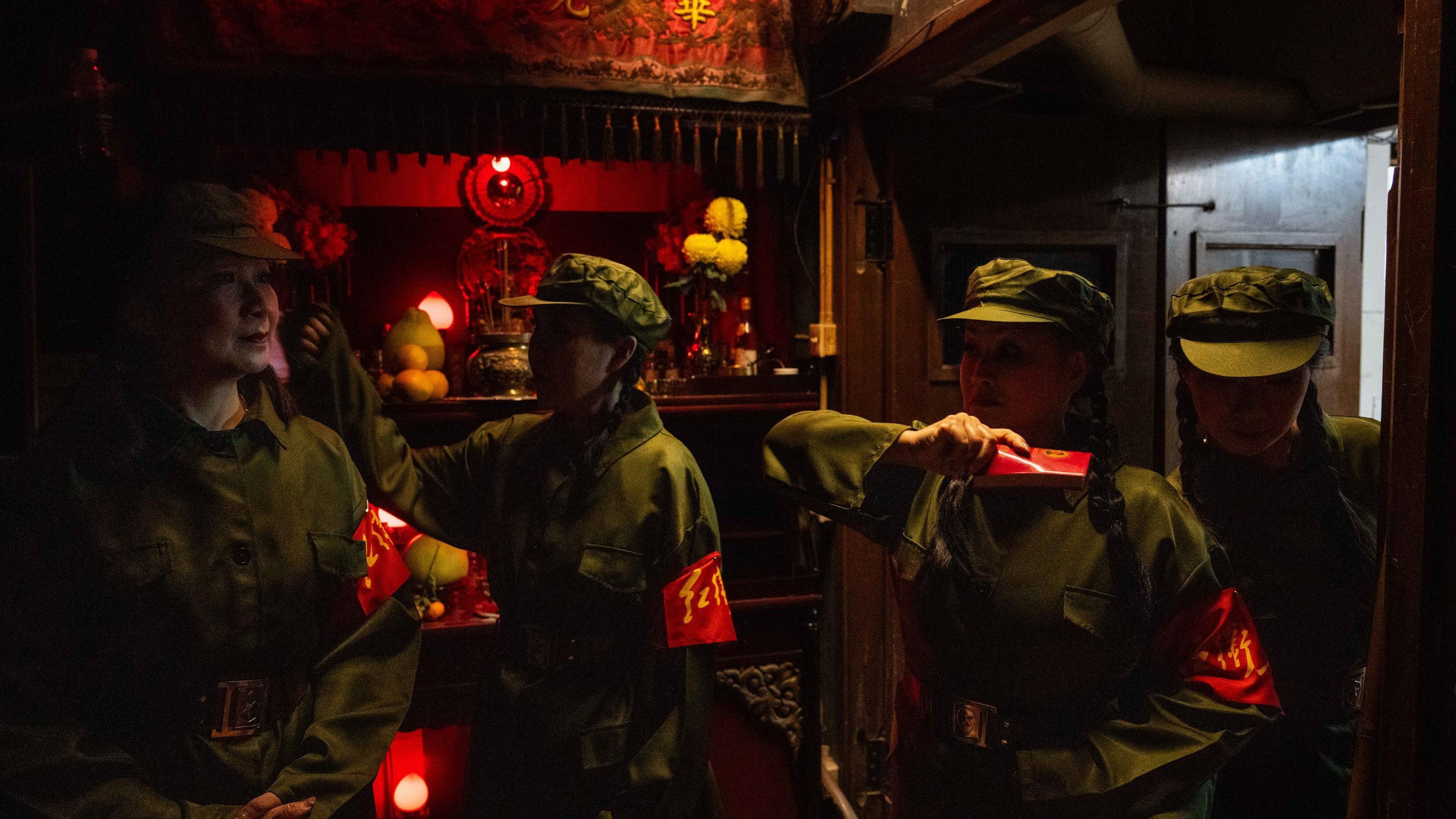 فنانٍ يرتدي زيّ الجندي الأحمر خلف كواليس أوبرا كانتونية بعنوان "ترامب، الرئيس التوأم" في 1 فبراير 2025 في هونغ كونغ، الصين