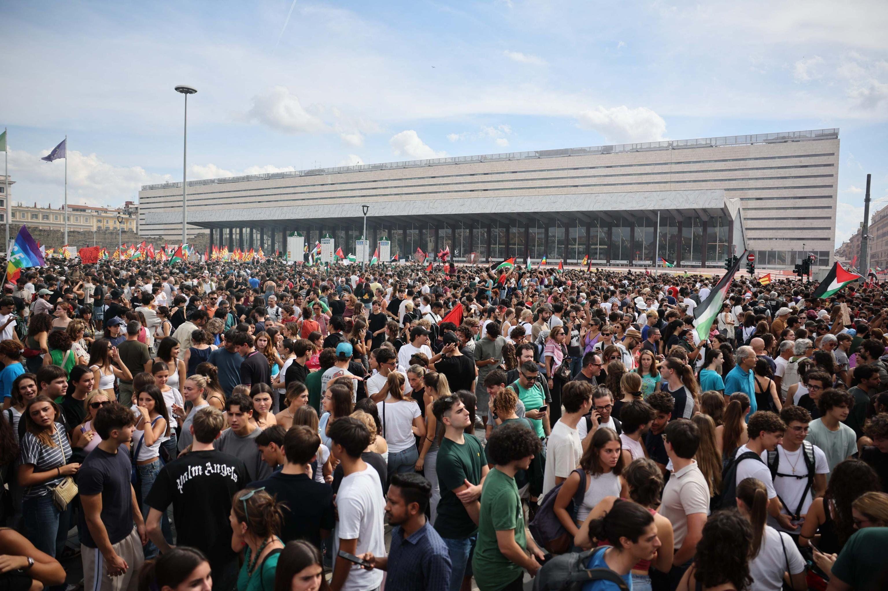 Manifestantes bloquean la estación de tren Termini durante una huelga nacional llamada "Bloqueemos todo", en Roma, Italia.