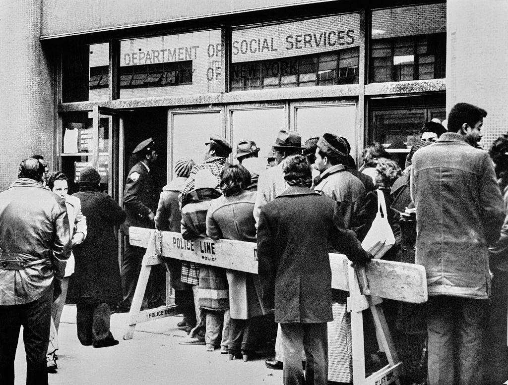 Personas hacen fila en el departamento de servicios sociales, esperando poder trabajar, en la Nueva York de 1974.