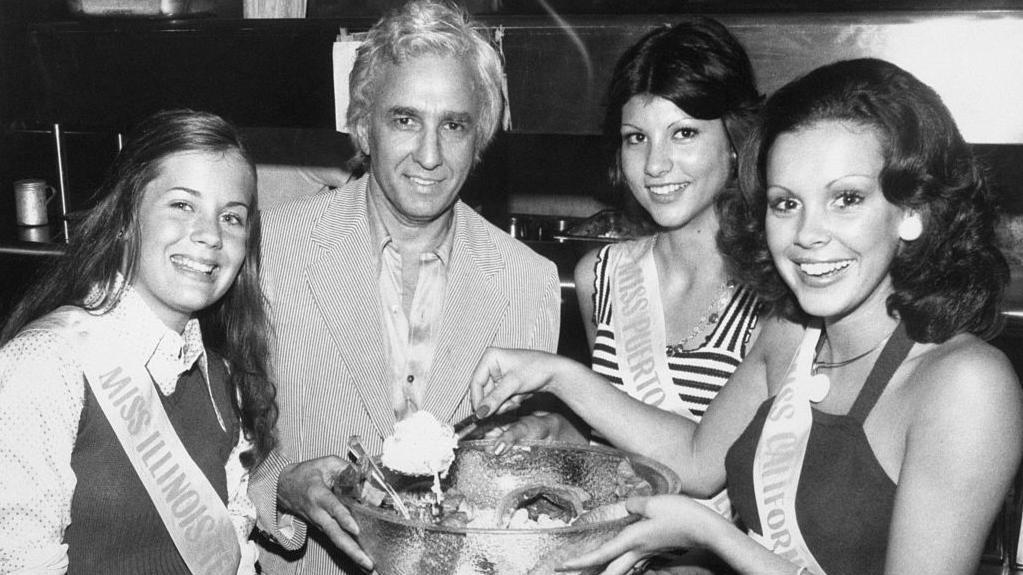 Huntington Hartford rodeado de finalistas do concurso Miss Teenager em Nova York. 