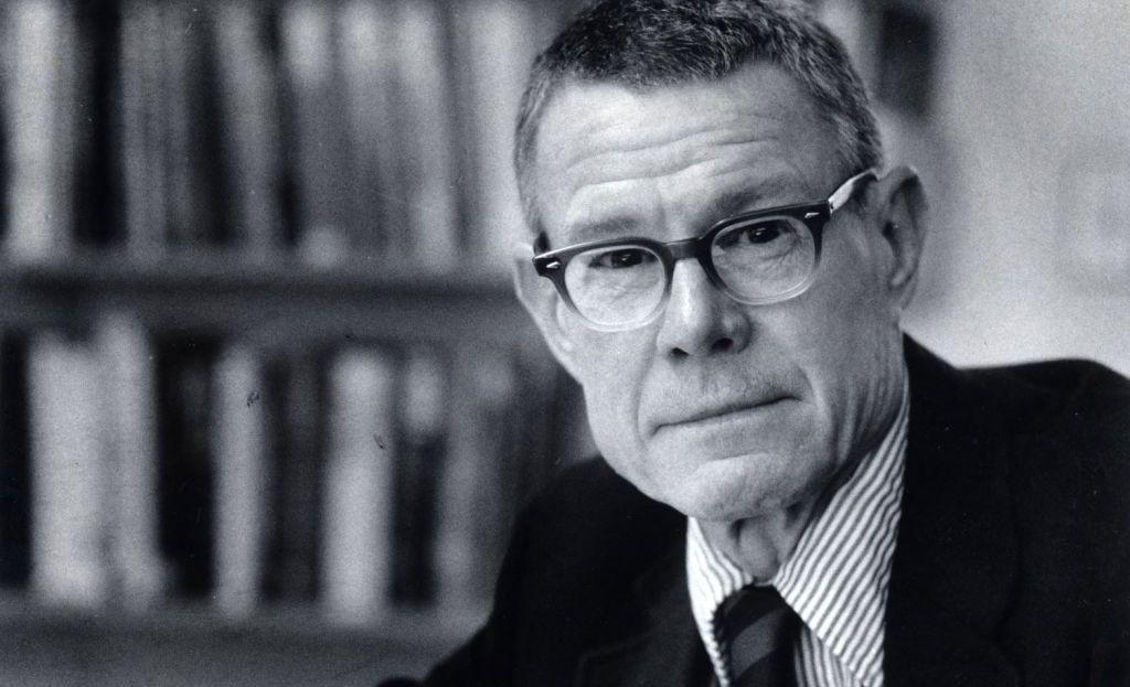 Retrato en blanco y negro de Thomas Schelling.