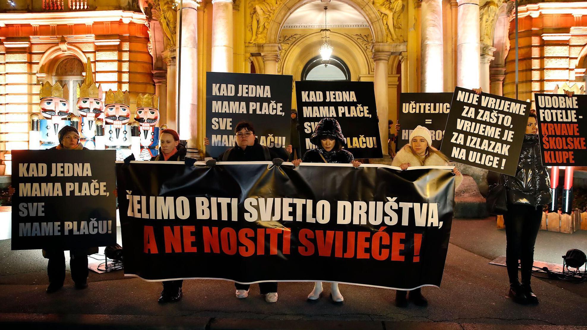 Ljudi učestvuju u molitvenom skupu uz sveće u čast žrtava napada u osnovnoj školi u Zagrebu, Hrvatska, 23. decembar 2024. 