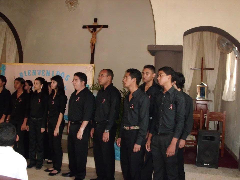 Luis Magallanes en un coro dentro de una iglesia en Venezuela