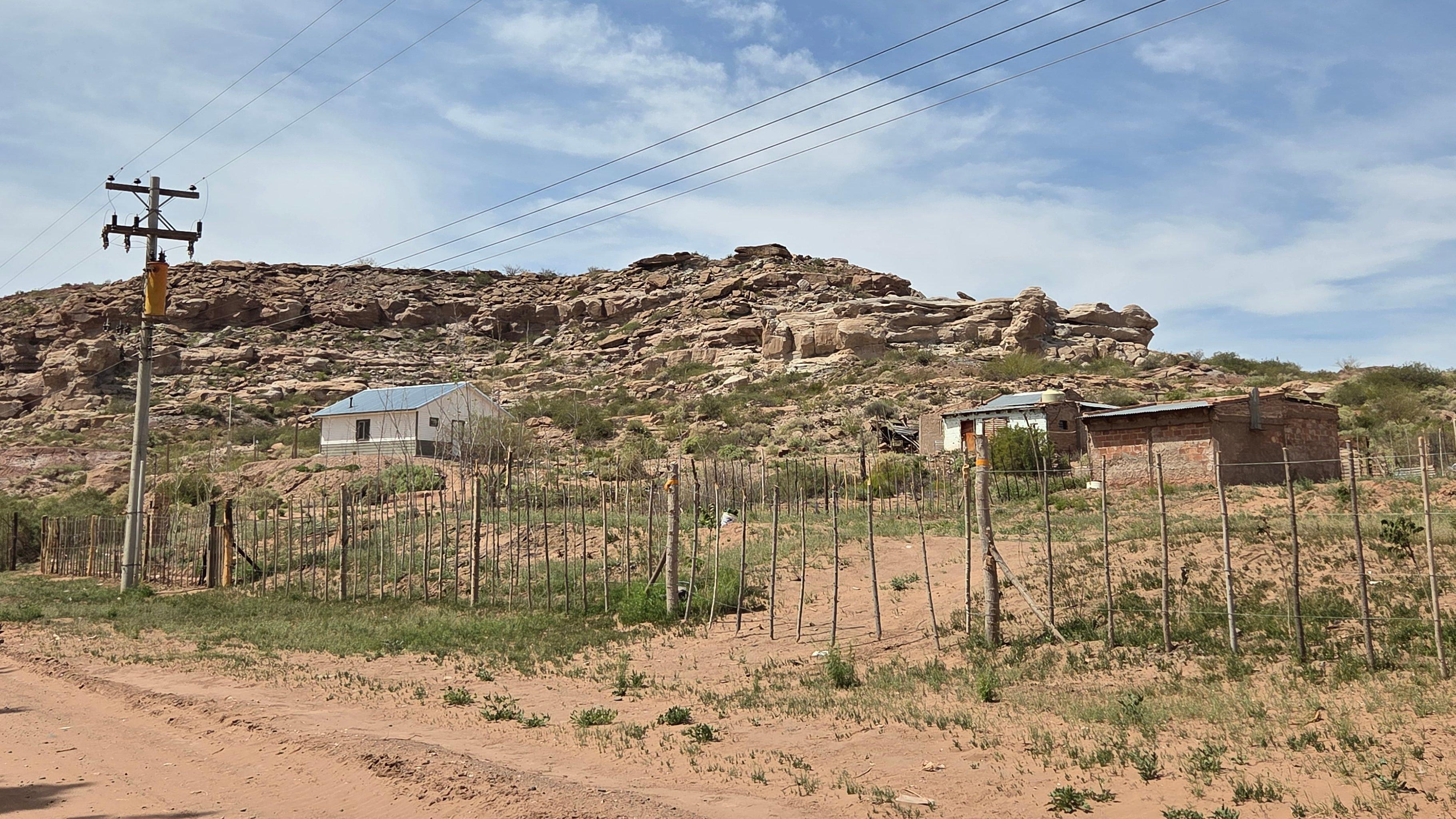 Casas antiguas y nuevas en una loma