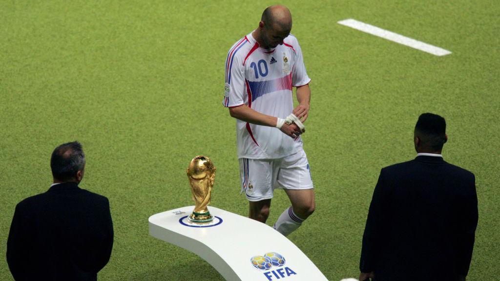 Zinedine Zidane passa pelo trof&eacute;u da Copa do Mundo, depois de ser expulso contra a It&aacute;lia