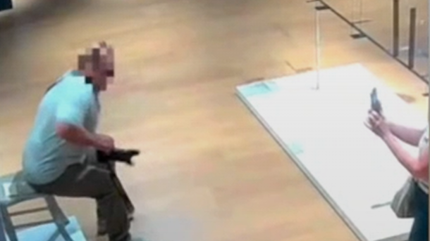 Momento en que una pareja daña un objeto de arte en un museo en italia.