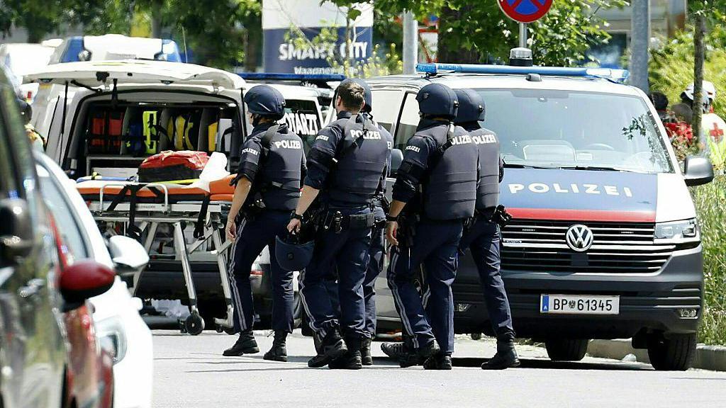 Policías y ambulancias frente al instituto atacado en Austria.