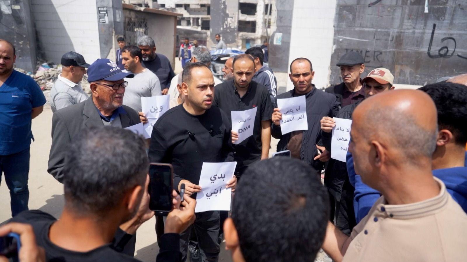 مازال لُبد يحاول معرفة مصير ابنه بجميع الوسائل المتاحة لديه.
