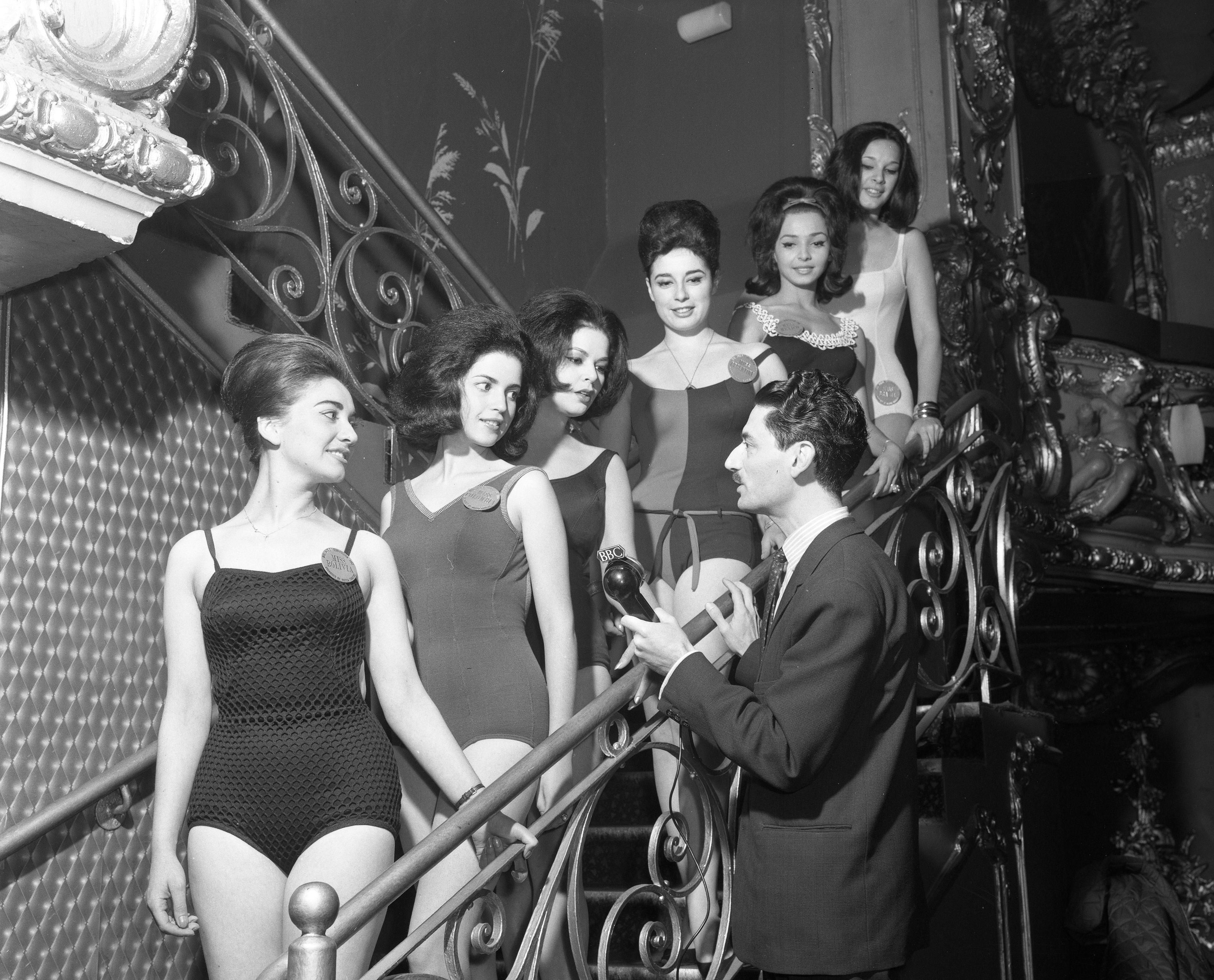 Repórter da BBC entrevista participantes sul-americanas do Miss Mundo de 1963: Miss Bolívia, Miss Colômbia, Miss Venezuela, Miss Argentina, Miss México e Miss Brasil